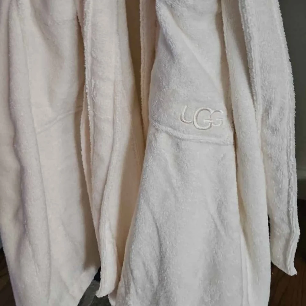 UGG Luxury Robe. - Picture 2 of 5